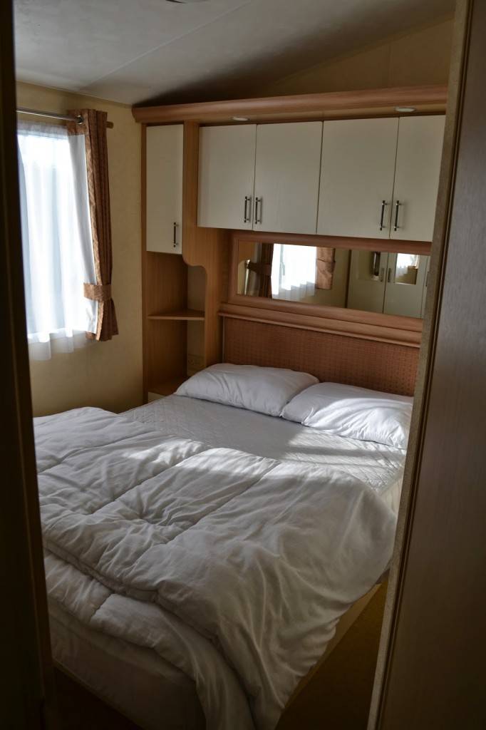 Park-Resorts-caravan-bedroom