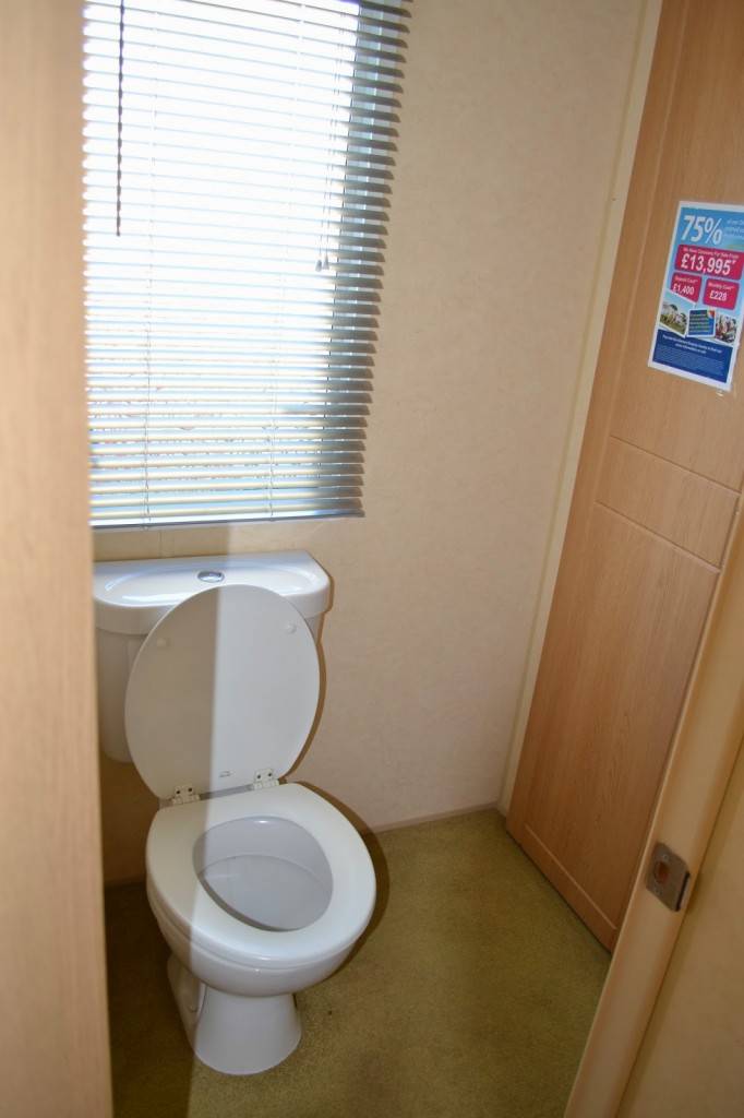 Park-Resorts-caravan-toilet