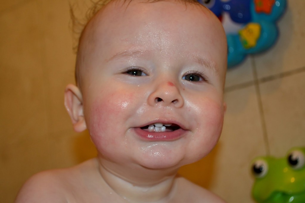 Bathtime fun with Munchkin