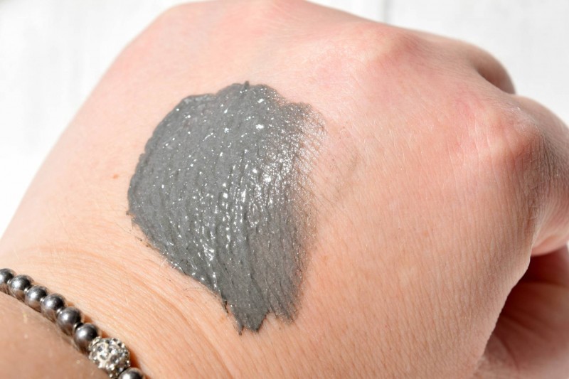 Dermalogica-charcoal-masque-hand