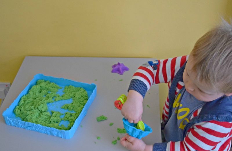 kinetic-sand-digging