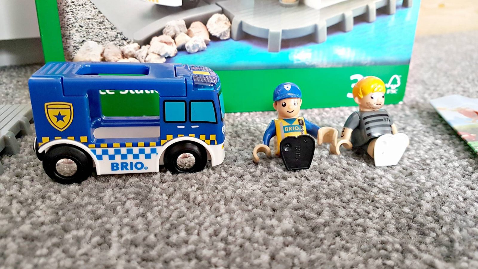 brio-police-station-33813-review-rock-and-roll-pussycat