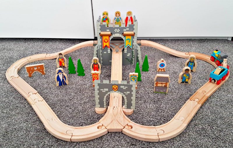 bigjigs medieval train set