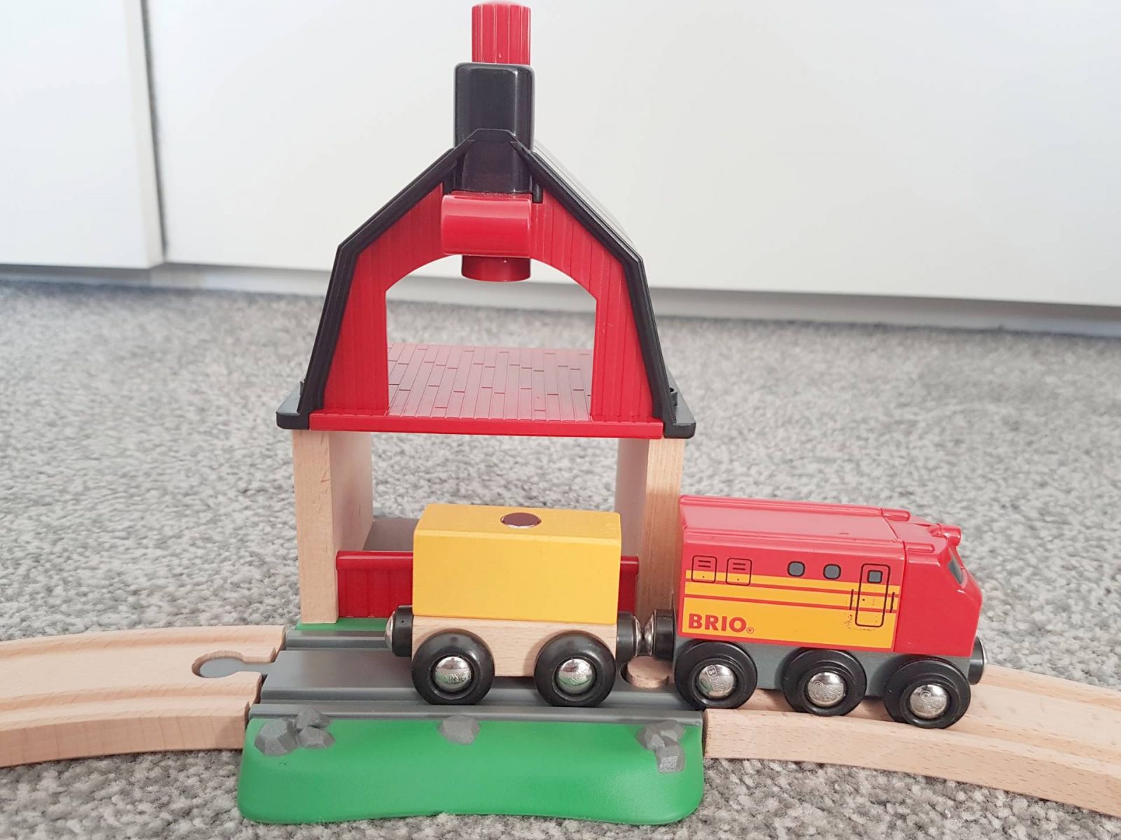 Brio-Farm-Railway-set-building