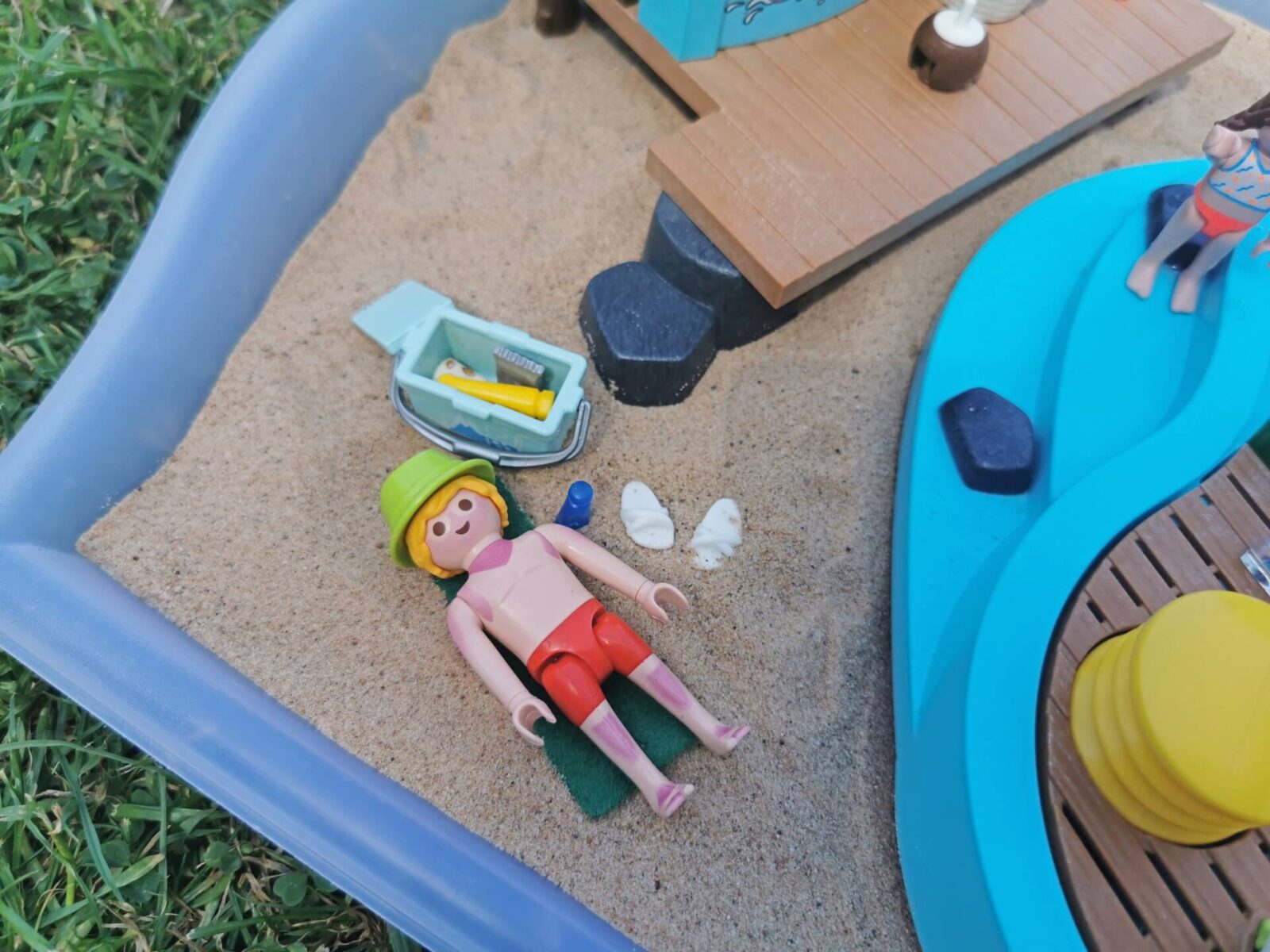 Playmobil-sunburnt-swimmer