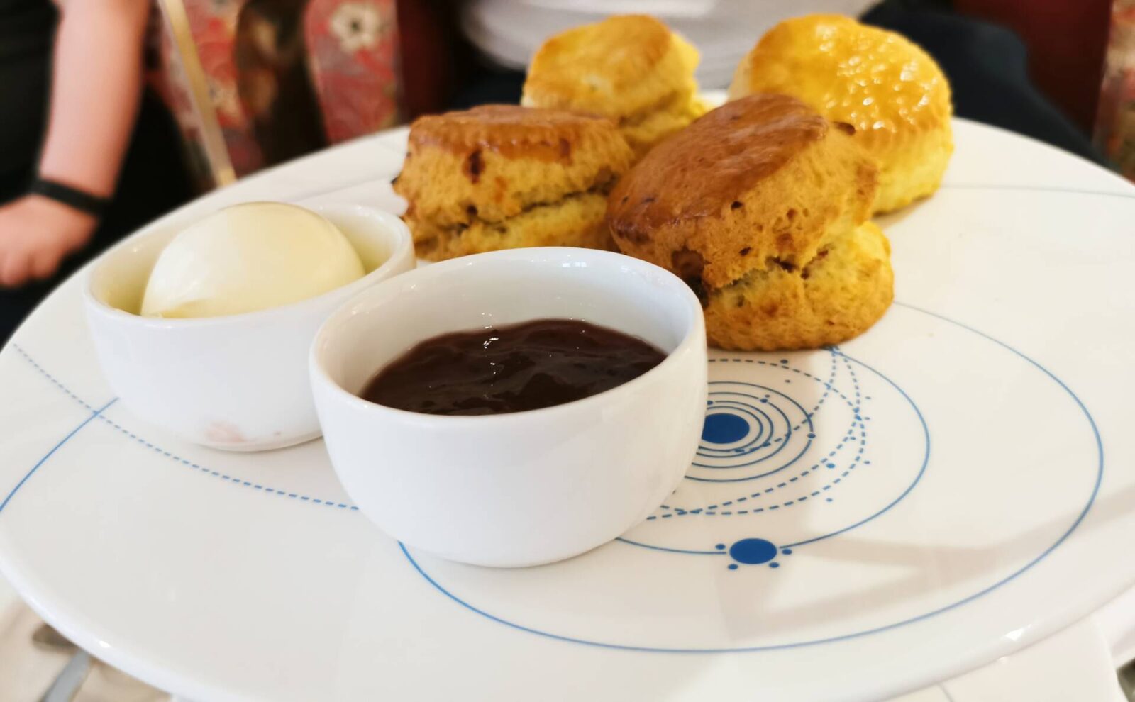 Ampersand-Hotel-scones