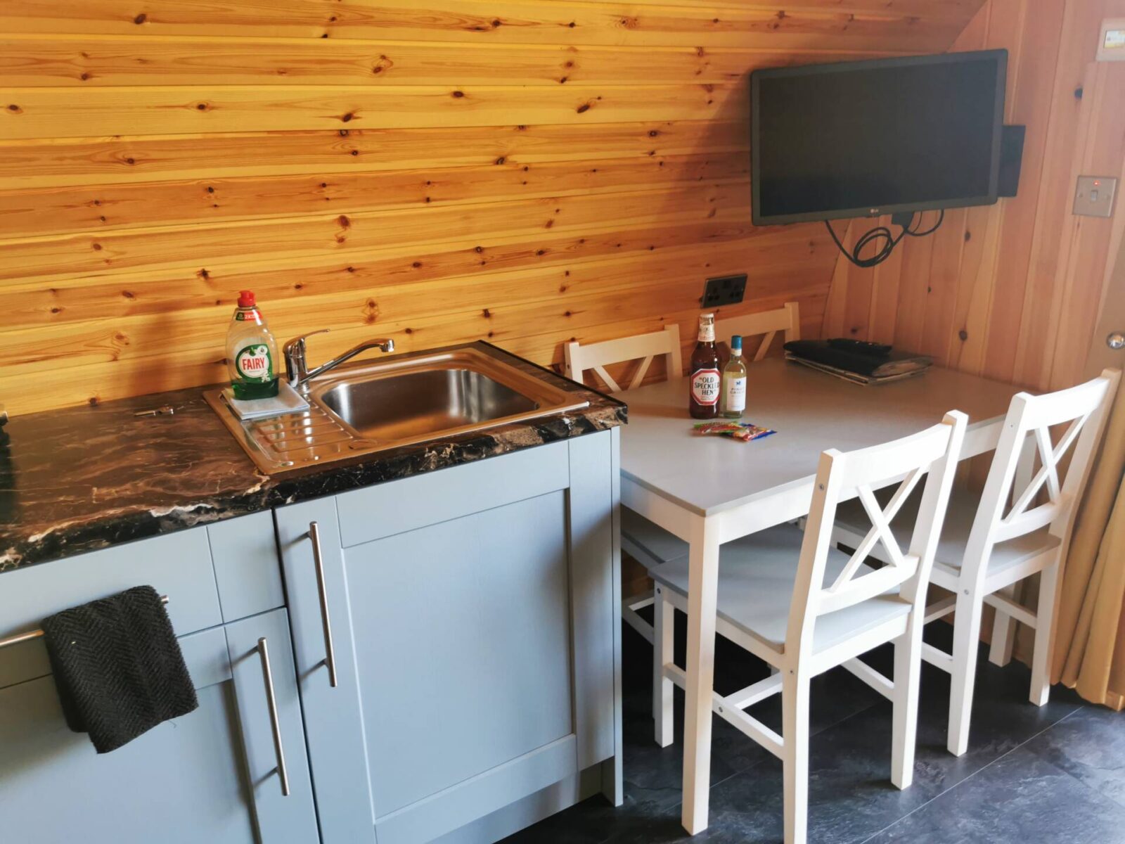Cairn-Meadows-glamping-table